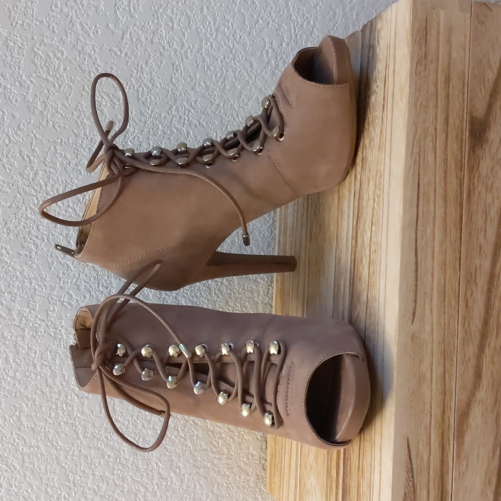SofiaZ beige suede lace up open toe booties 3.5" heel size 8